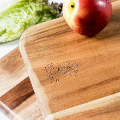 Large Wooden Cutting Board with Handle, Made from Natural Acacia, Lightweight and Eco-Friendly, Stylish Kitchen Board, Perfect for Lunch, Pizza, Bread