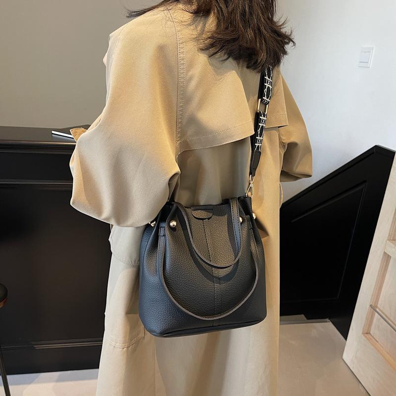 Temperament wide shoulder strap small bag women's 2025 new trendy fashion popular shoulder bag foreign style messenger bucket bag