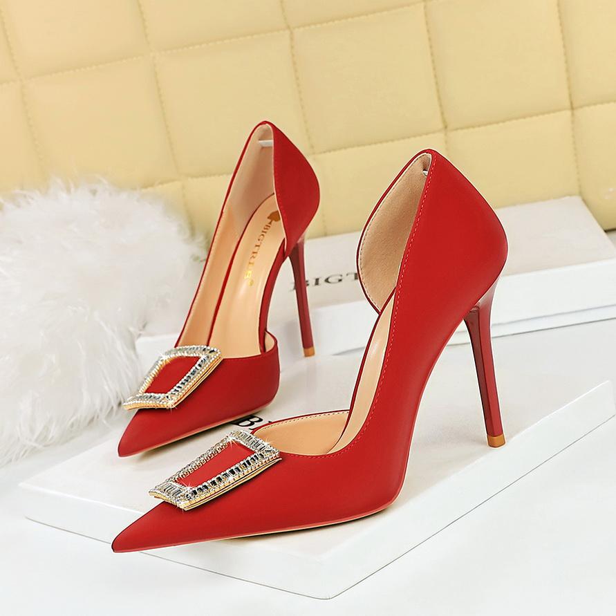 Fashionabla och minimalistiska smala klackar Ultrahöga klackar med långa klackar med spetsig sida, urholkade singelskor, högklackade skor för kvinnor