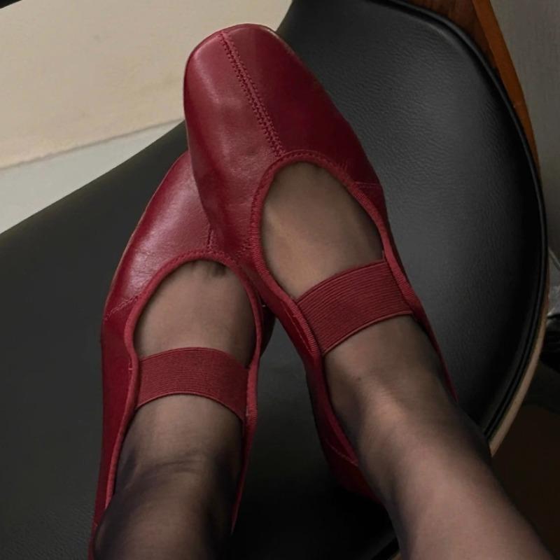 Fashion 2025 New Women Flats British Style Flat Slip-On Women Shoes Spring Versatile Round Toe Sneakers Women Fashionable Retro Loafers