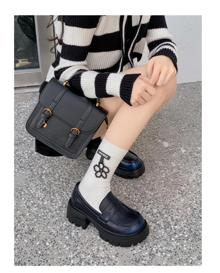 Damen Retro Leder Slipper im britischen Stil mit verstecktem Absatz, Trend Frühjahr 2025.