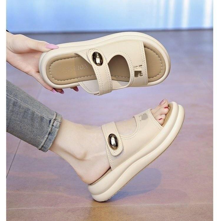 Slippers wear thick-soled adjustable Birkenstocks slippers with skirts and soft-soled beach sandals