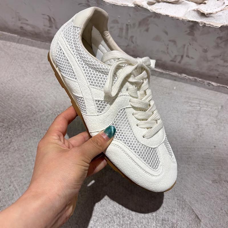 

Retro round head mesh color matching breathable flat bottom German training shoes women s college style casual versatile sports board shoes white sh 40 серебряный