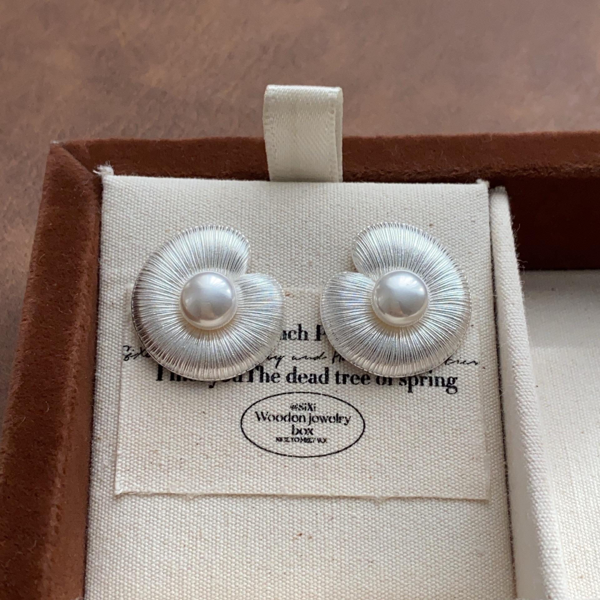 

Minimalist Romantic Shell Pearl Stud Earrings Brushed Retro Earrings