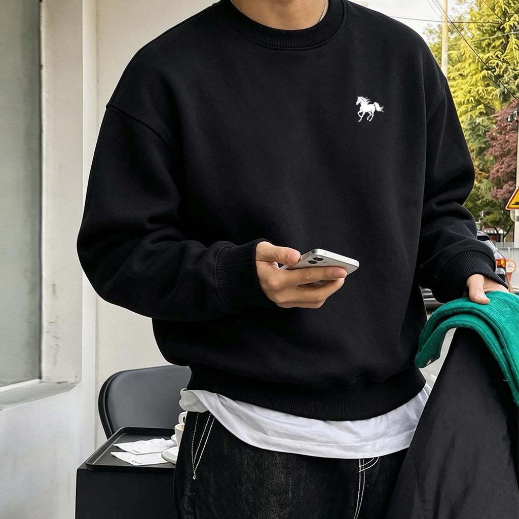 A minimalist-style crew-neck long-sleeve top with a loose fit and dropped shoulders—a casual sweatshirt perfect for fall and winter.