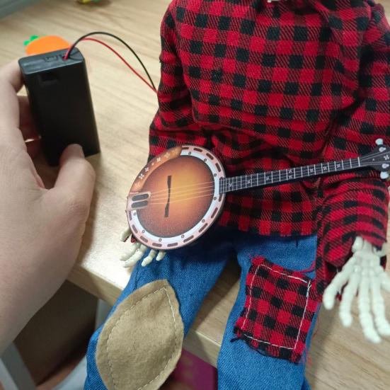 Halloween Animated Banjo Skeletons Fall Country Skeleton Musician Playing Banjo Figurine for Thanksgiving Autumn Harvest Decor