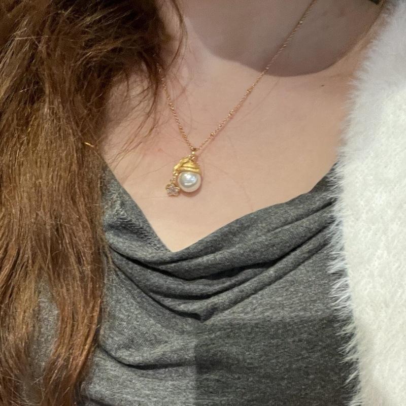 French Light Luxury Retro Brushed Pearl Christmas Hat Star Necklace Niche Exquisite Celebrity Style High Sense Collarbone Chain