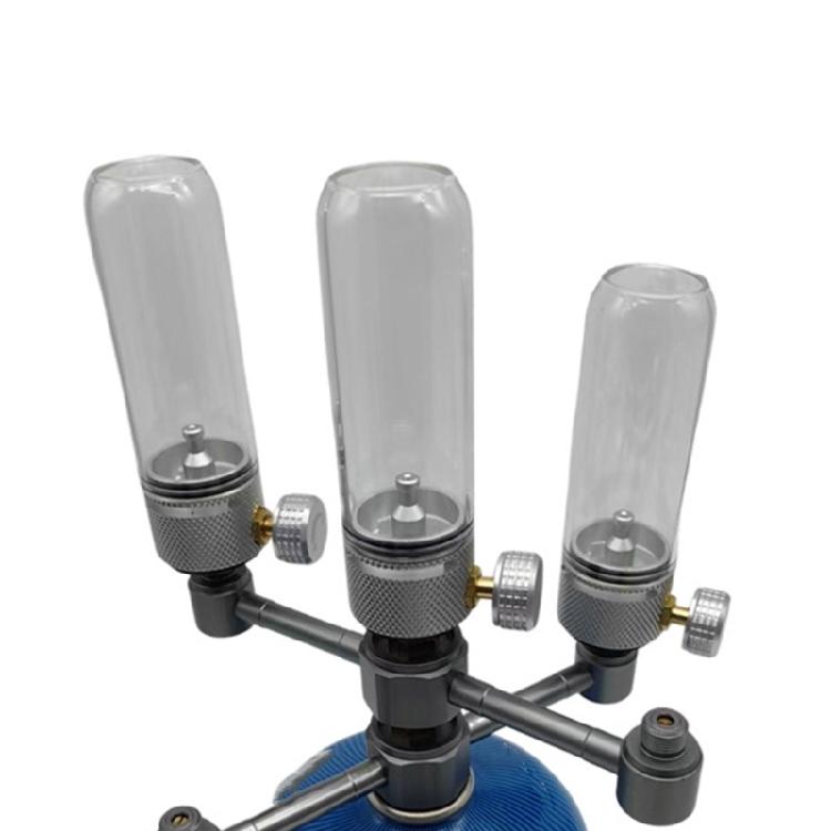 Aluminiowa lampa gazowa o wydłużonym czasie palenia, metaliczna faktura, dla entuzjastów biwakowania na odludziu i aktywności na świeżym powietrzu