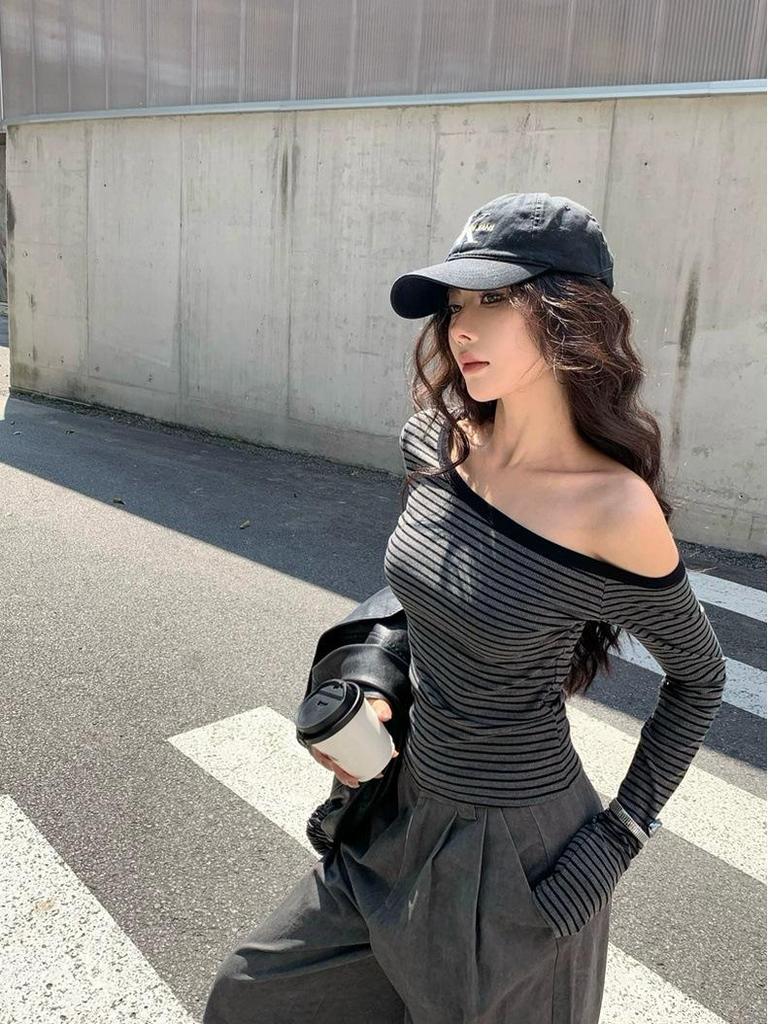 Herbst/Winter gestreiftes One-Shoulder Langarm-Damenoberteil mit abnehmbarem Brustpolster
