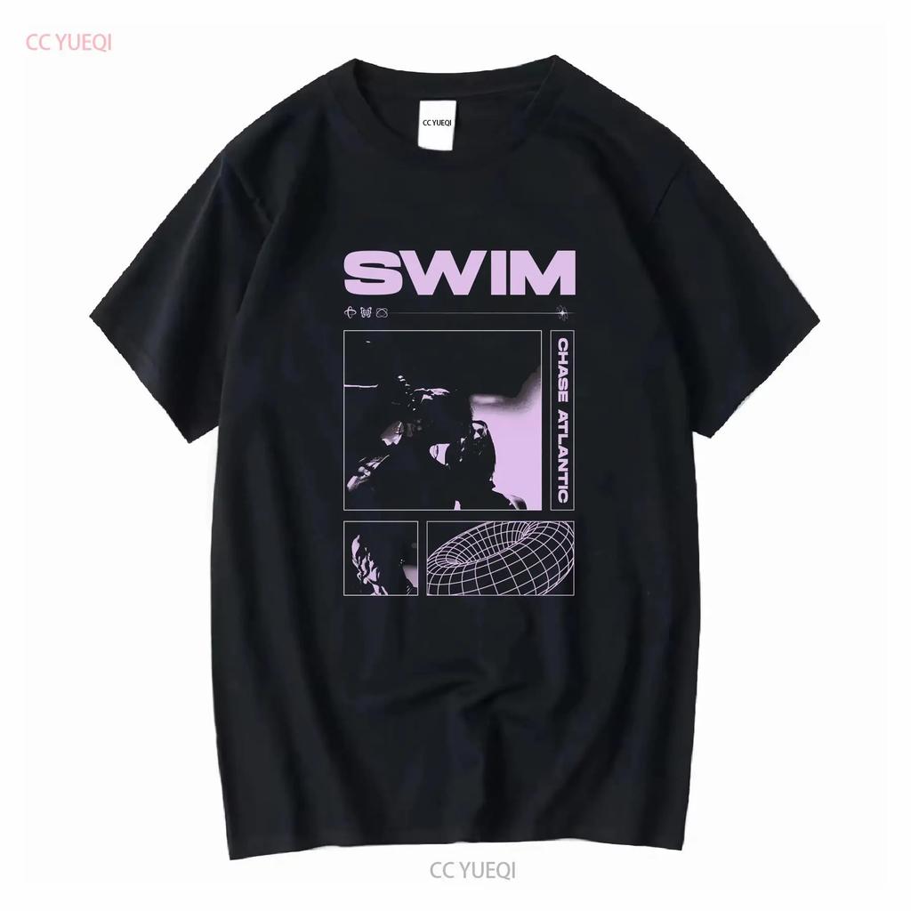 Camiseta gráfica SWIM de Chase Atlantic