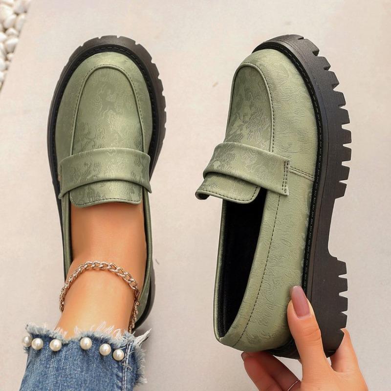 Large-sized Shoes Single Shoes Loafers and Lazy Shoes On One Foot