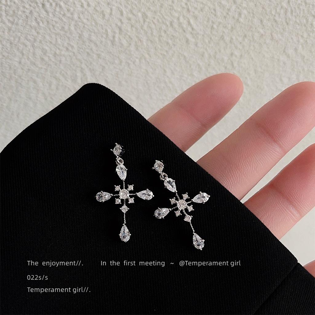 

Personalized sweet and cool style ins design sense cross inlaid zircon silver needle earrings s 2025 earrings