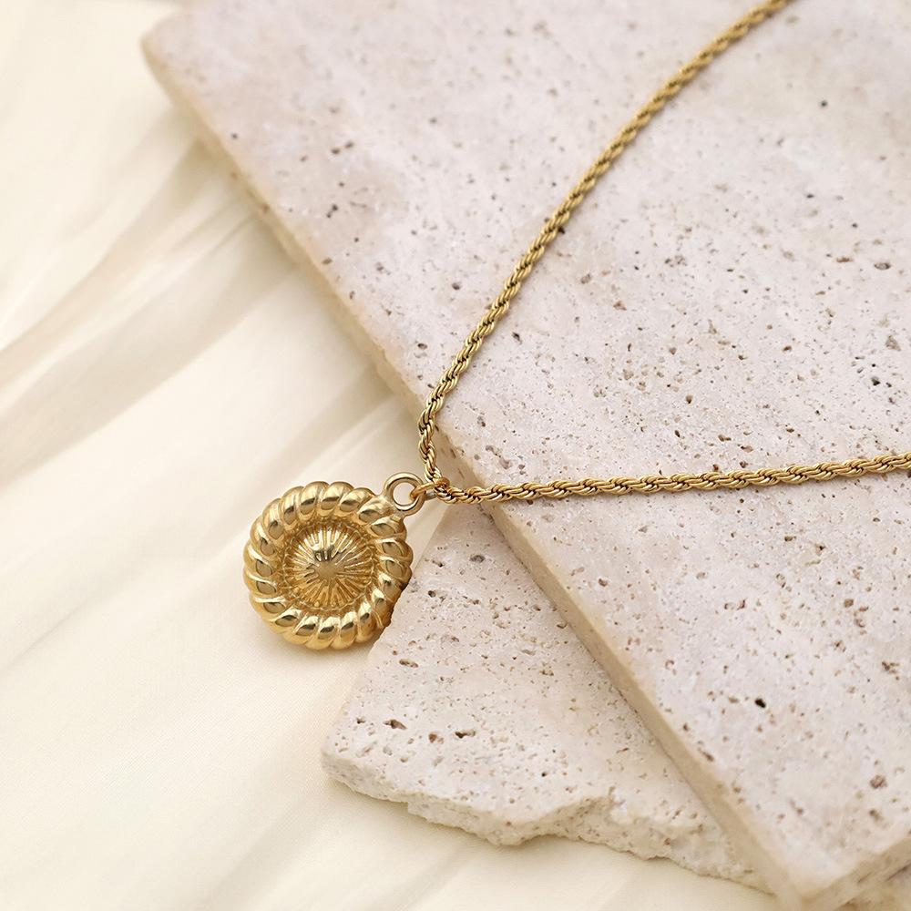 French Retro Vacuum Plated Stainless Steel Pearl Pendant Collarbone Chain Twist Edge Inlaid Pearl Necklace Jewelry Women