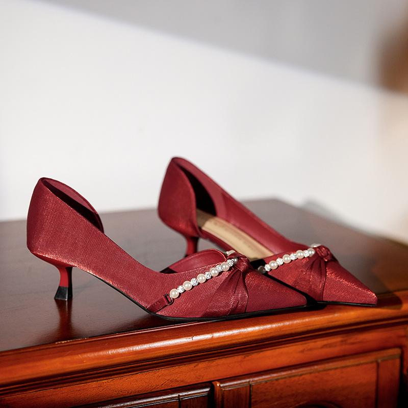 Burgundy satin pointed high heels women's thin heels kinked single shoes new Chinese wedding shoes side empty bridesmaid shoes