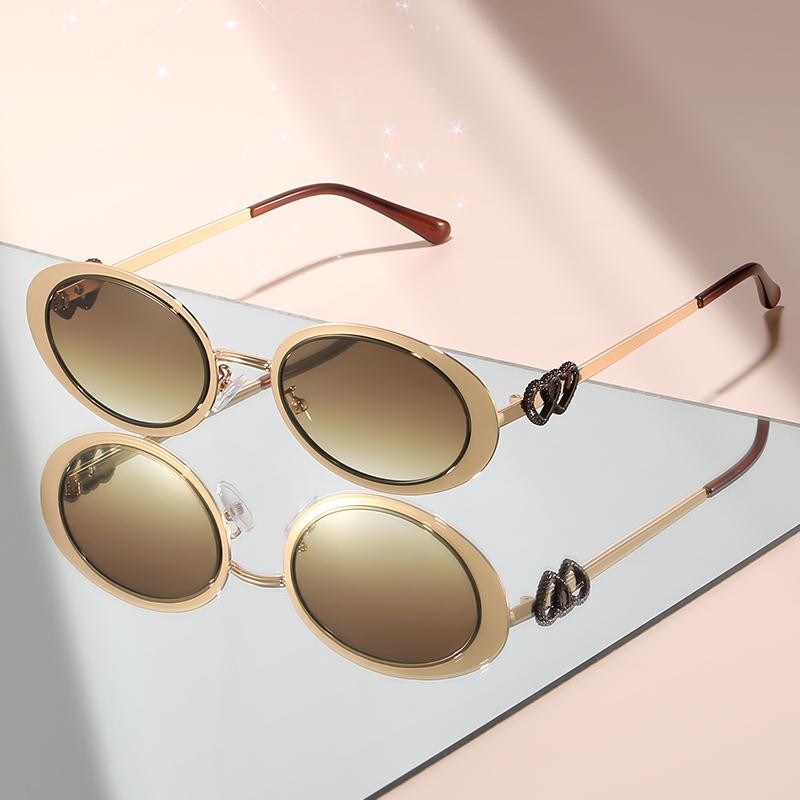 

The New Oval-Shaped Sunglasses Feature Metal Small Frames With Heart-Shaped Accents For Daily Wear
