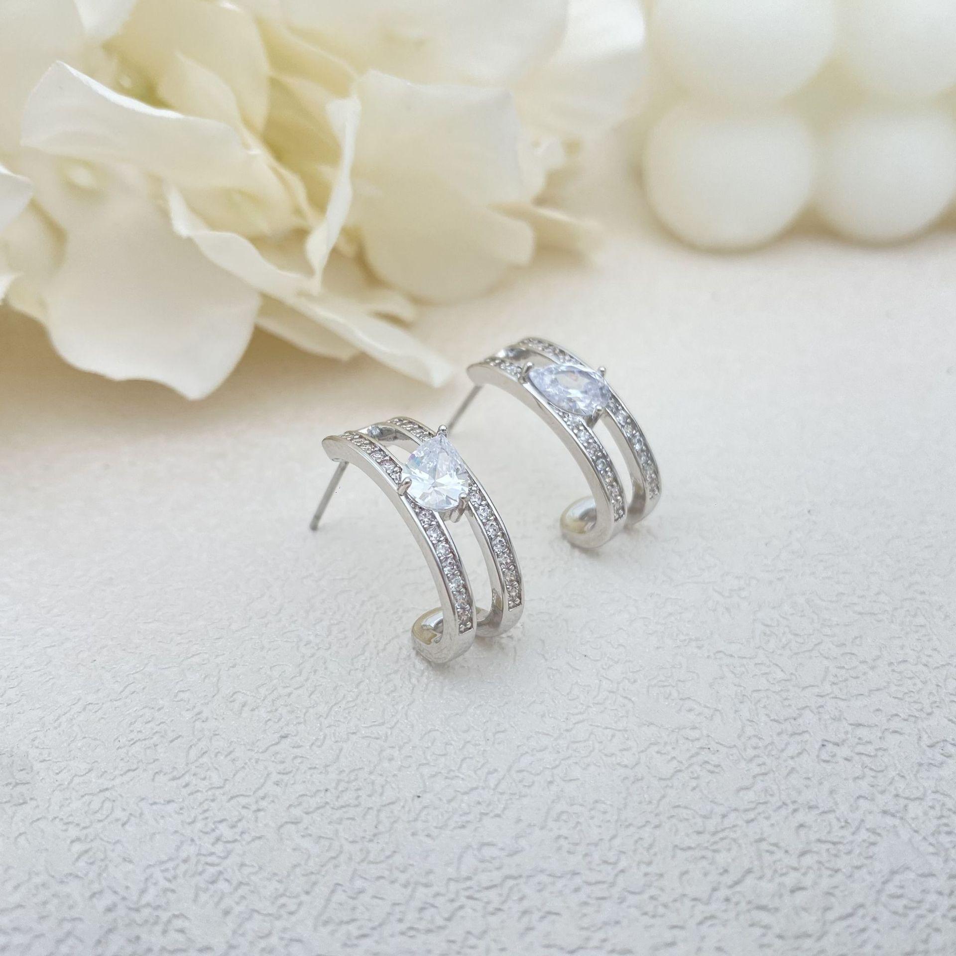 

Minimalist Double Row Zircon Pave C-Shaped Earrings платиновый