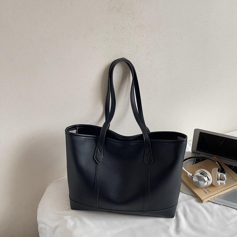 

Versatile large-capacity commuter bag women s new fashion premium shoulder bag