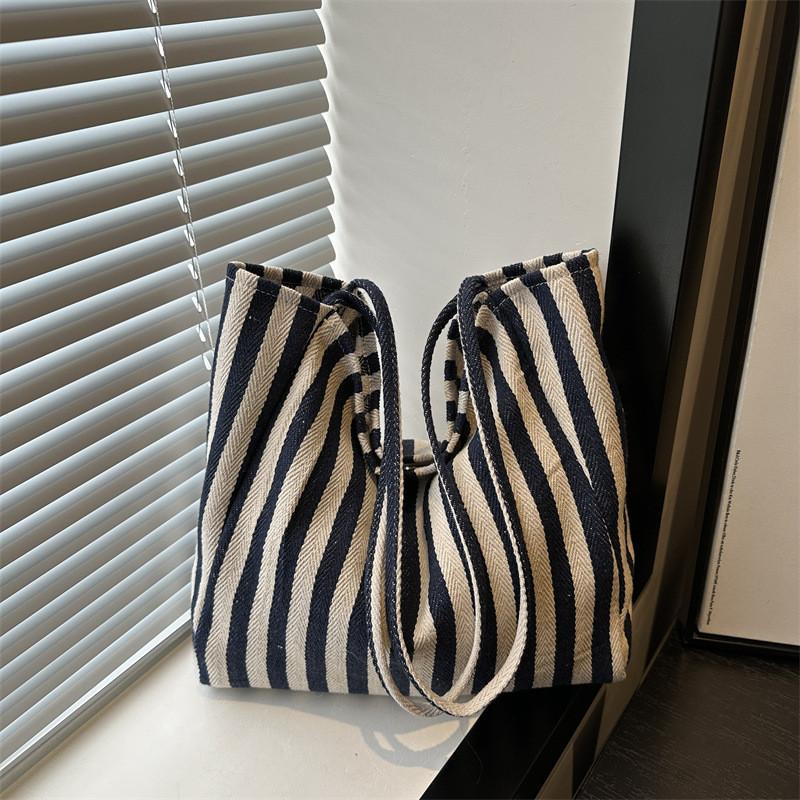 Stylish And Spacious Retro Canvas Tote Bag For Everyday Fashionable Shopping