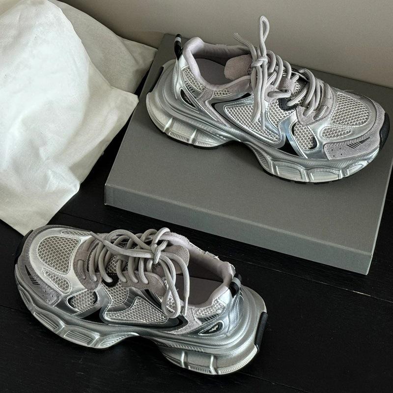 

Высококлассные серебристые кроссовки-папы для женщин 2025 весна и осень новинка маффин толстая подошва увеличивающие рост нишевые повседневные спортивные туфли 35