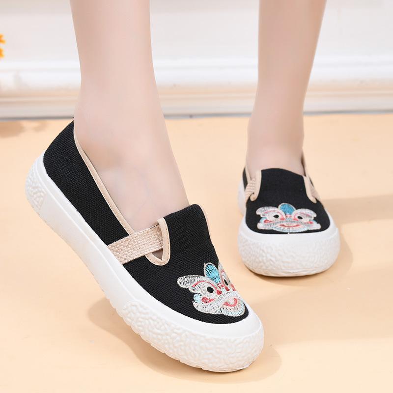 National style embroidered shoes 2025 ****** and autumn one-pedal old ******* cloth shoes women's single shoes breathable s**t sole comfortable mothe