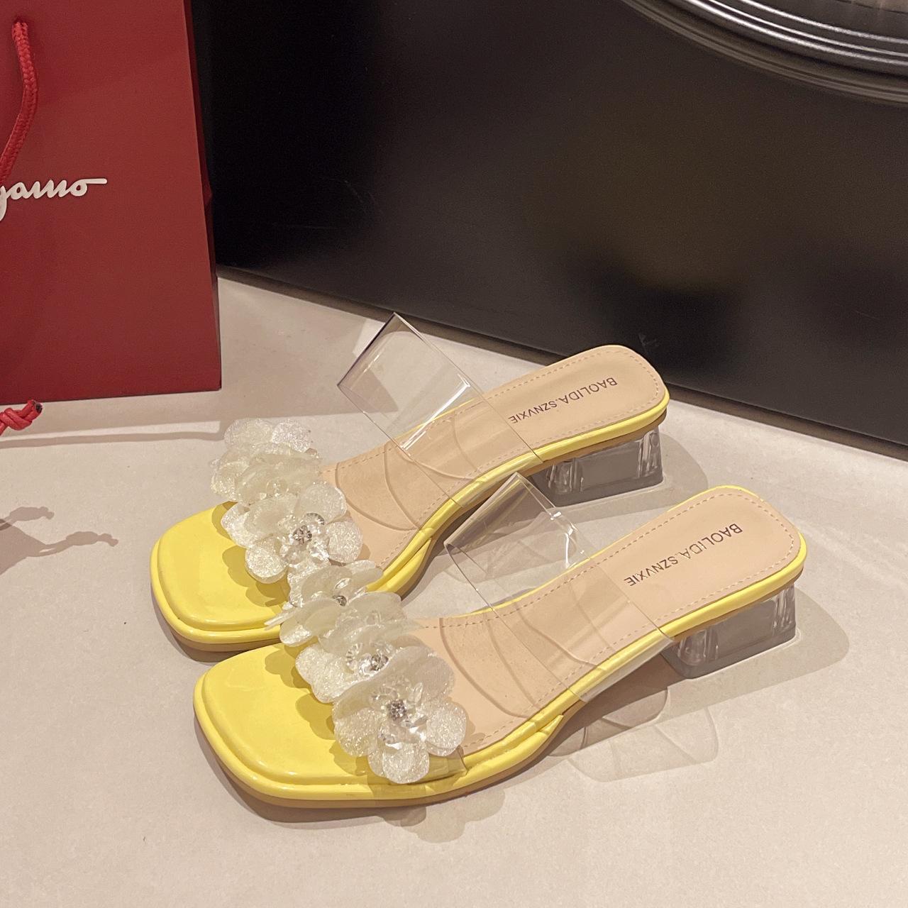 

Beautiful rhinestone flower sandals women s outer wear 2025 summer new square head crystal thick heel with transparent sandals 35 жёлтый