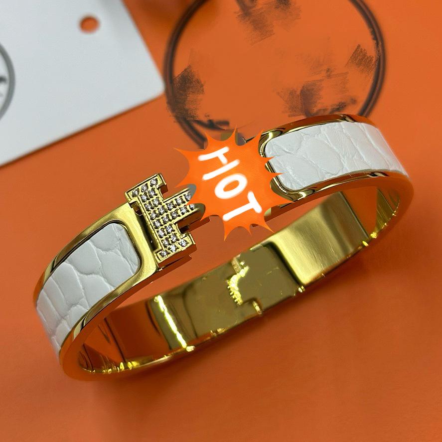 Crocodile Pattern H Bangle with Inlaid Diamonds – European & American Fashion