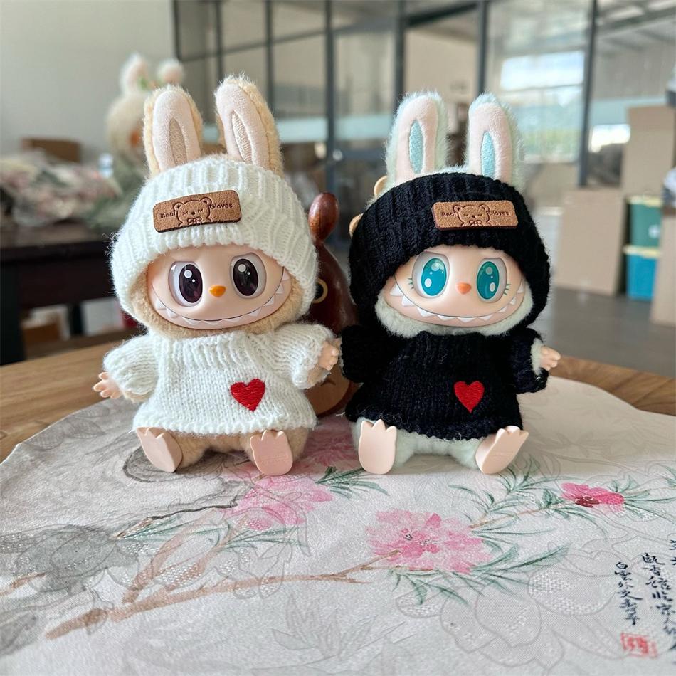 Roztomilé doplňky pro panenku Labubu Bunny s pleteným oblečením, králičími ušima, kloboukem a svetrem se srdíčkem pro sběratele hraček, oblečení pro Labubu