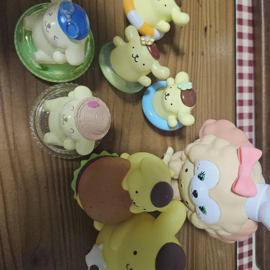 

Pompompurin Gacha Figures