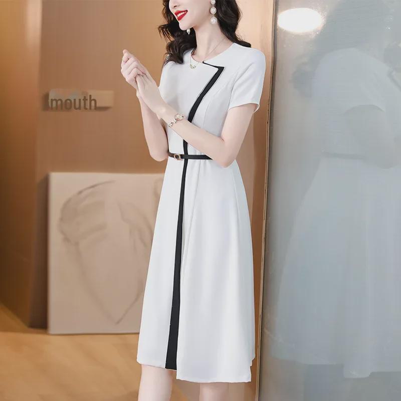 Letní bílé šaty s krátkým rukávem v barevných blokech pro rok 2024