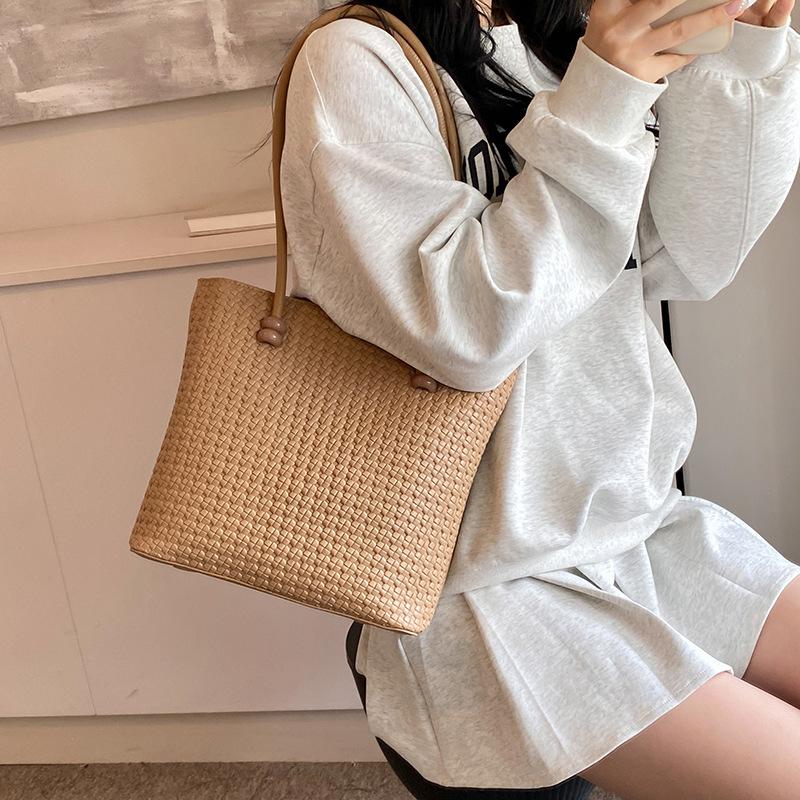 Korean version retro large-capacity tote bag women's new women's bag trendy and fashionable commuter shoulder messenger bag