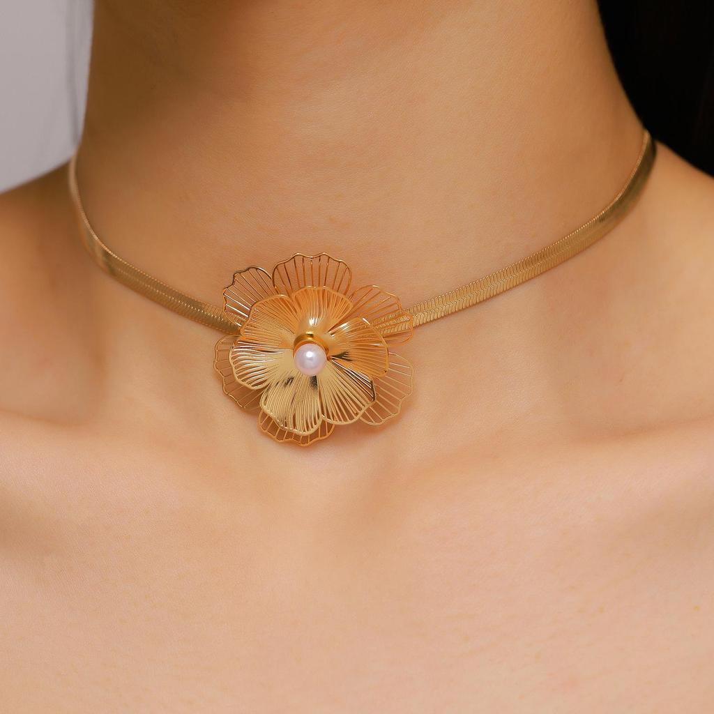 Exquisite Gold Flower Necklace & Dazzling Floral Stud Earrings - High-End Luxury Collection