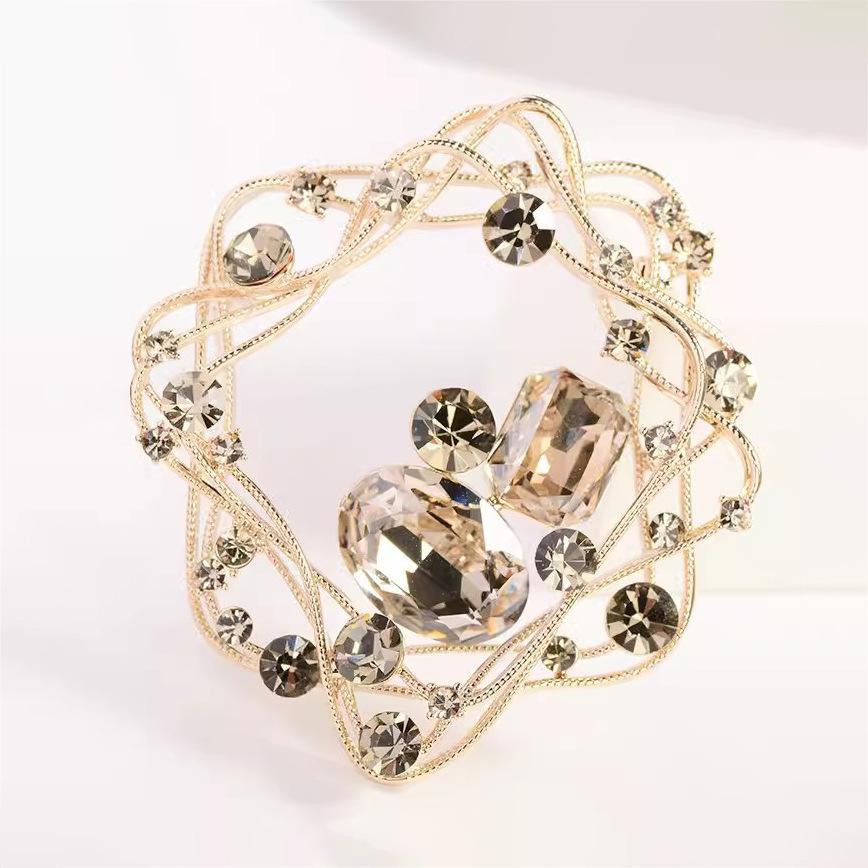 Luxurious Starry Sky Brooch, High-end Women's Light Luxury and Grand Crystal Brooch, Design Sense and Niche Brooch