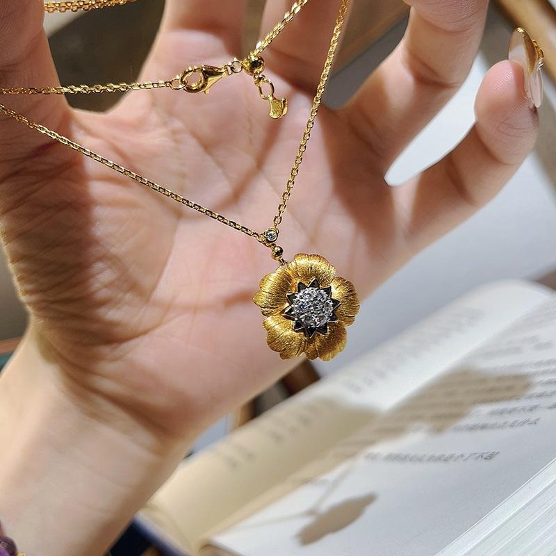 Shine Brushed Luxury Inlay Diamonds Exquisite Flower Necklace Classic Design and Charm Pendant Wedding Engagement Jewelry