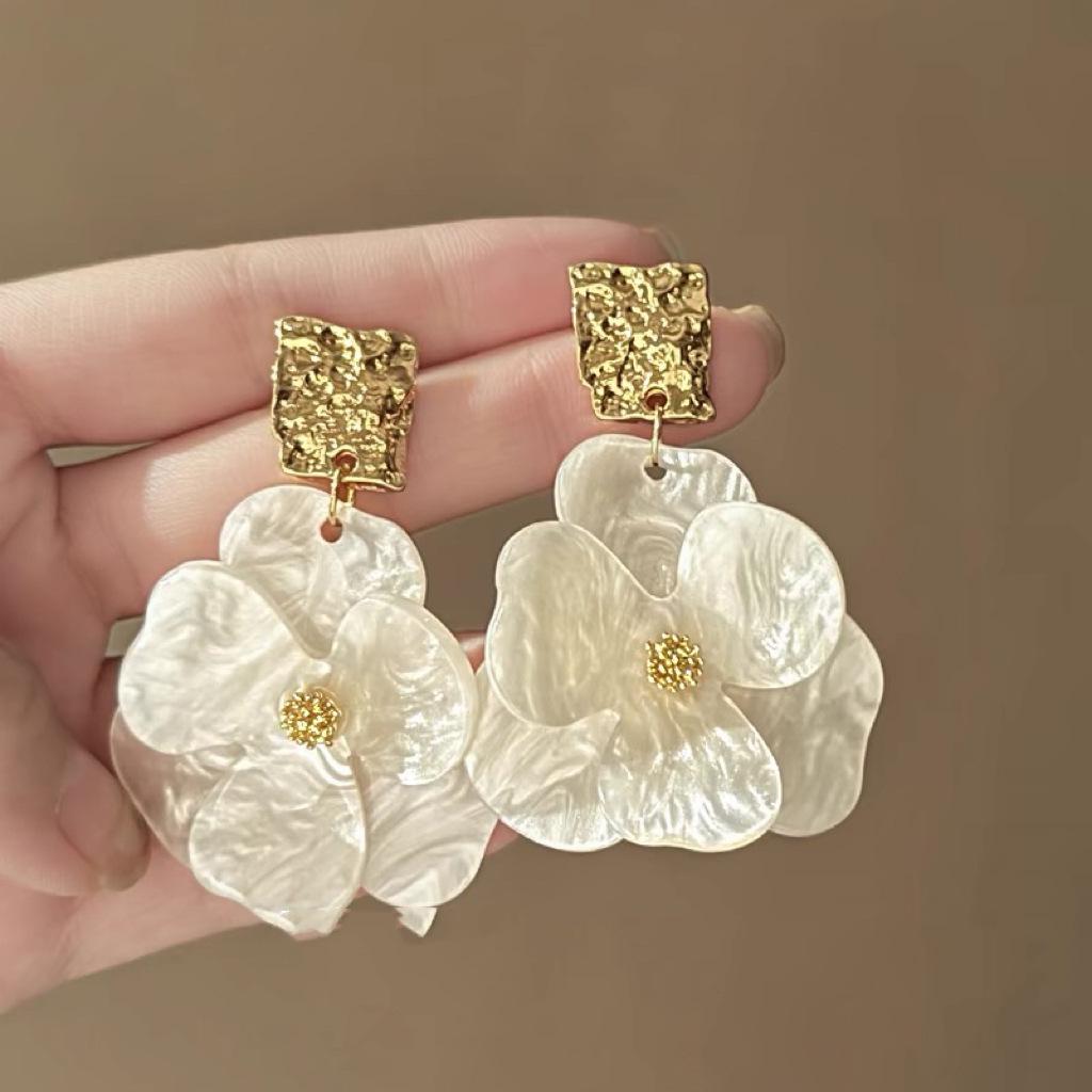 Boucles d'oreilles Fleur Géométrique Élégantes: Clous luxueux et polyvalents pour femmes