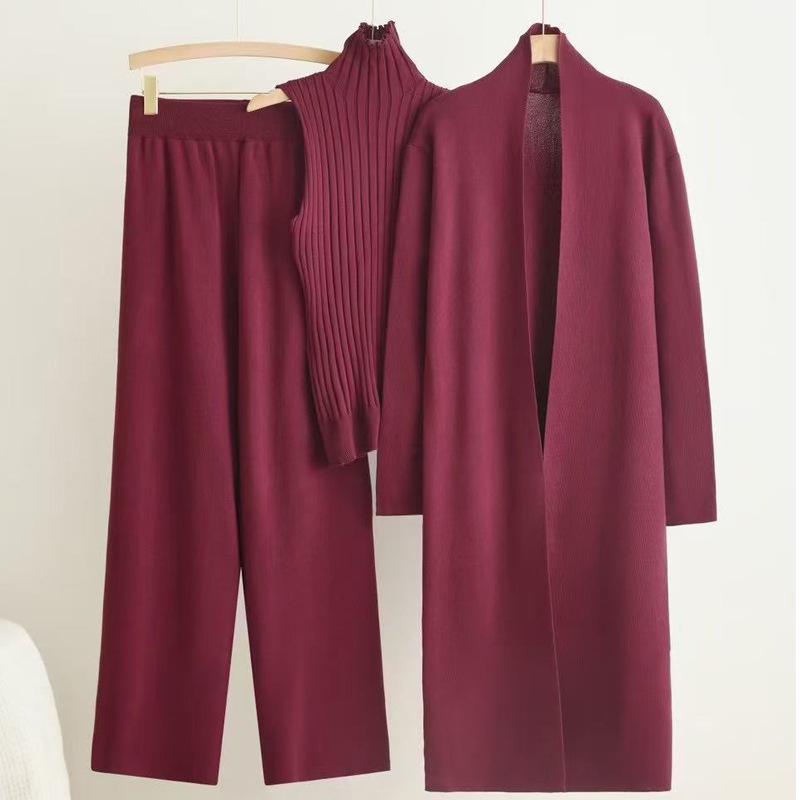 2025 Europäischer & Amerikanischer Trenchcoat mit Rollkragenpullover und Elastischer Weitbein-Hose - Gestricktes Dreiteiler-Set