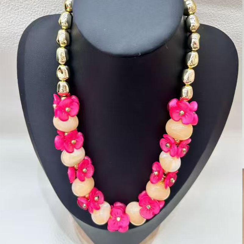 Retro Acrylic Floral Necklace: Bold European & American Design for Bridal Fashion