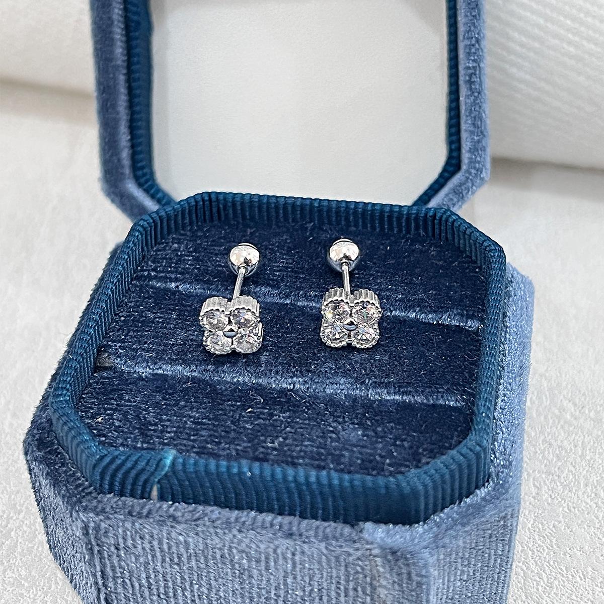 

Пуссеты для ушей Lucky с четырьмя листьями травы и микро-инкрустацией цирконом, супер сверкающие серьги-гвоздики, уникальный темперамент, крутой стиль, универсальные серьги, женские