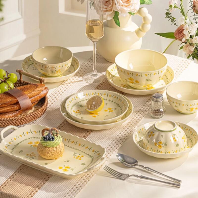 Jingdezhen Cream Style Ceramic 32-Piece Dinnerware Set with Casserole