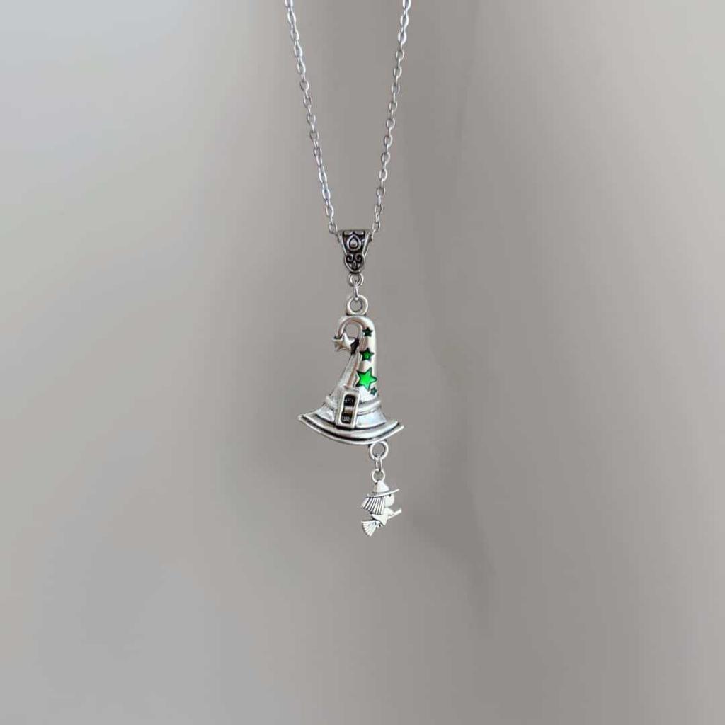 Originální náhrdelník s přívěskem čarodějnického klobouku na Halloween - Doplňky s kostýmovou tématikou - Šperky na zakázku