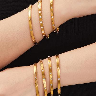 18 Karat Vergoldetes Zirkonium Edelstahl Armband – Vielseitiger, Hochwertiger Luxus mit Modischer Textur.