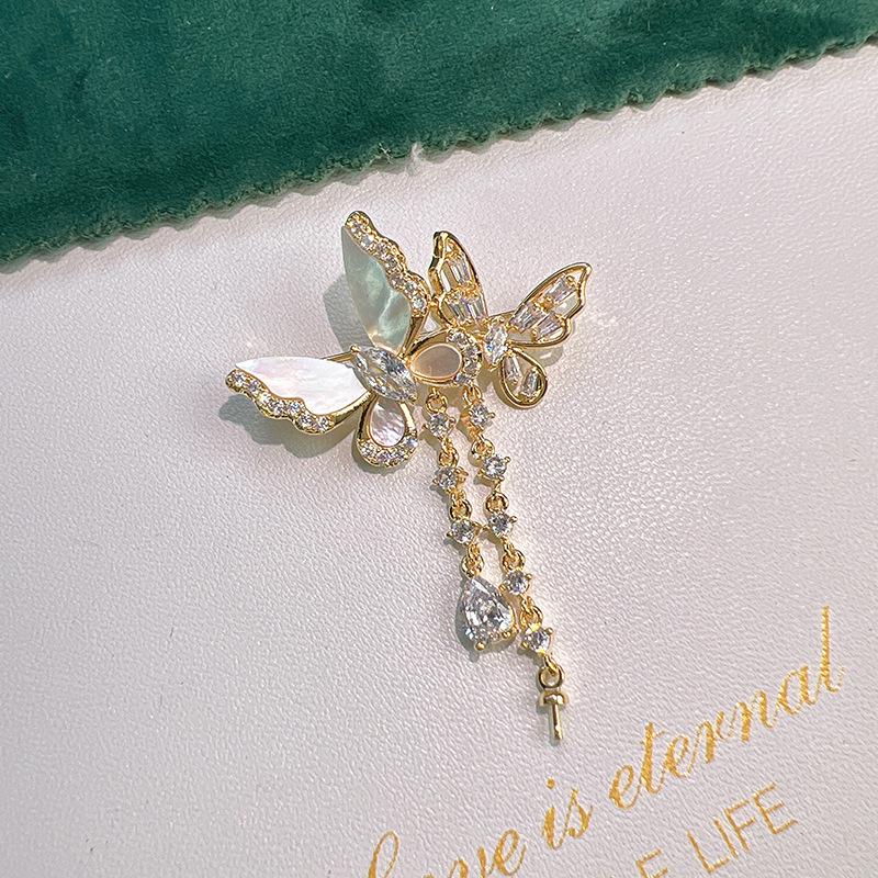 

Брошь-кисточка «Бабочка» с натуральной ракушкой и позолоченной циркониевой булавкой, корсаж с жемчугом