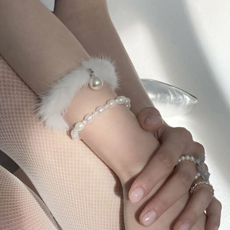 

DANI Furry Bracelet white