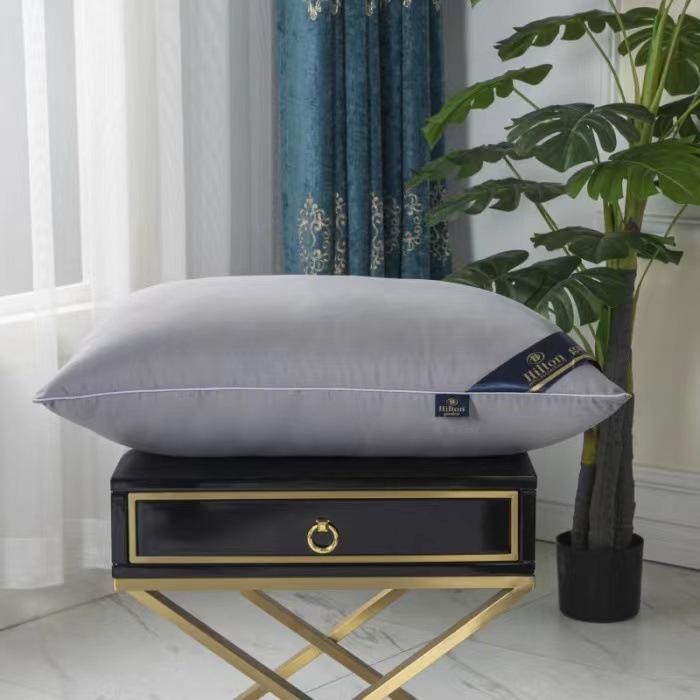 

Пятизвездочная подушка для поддержки шеи Hilton для взрослых и студентов, идеально подходит для выставок и подарков Medium Pillow 700g серый