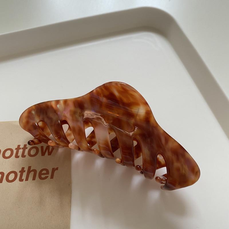 

Fashionable Handcrafted Acetate Hair Claw Clip With Trendy Geometric Patterns For Girls Red Stripes