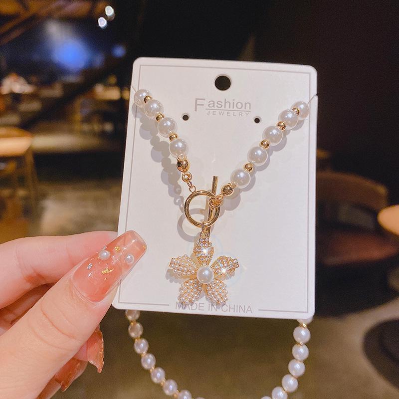 Elegant Retro Baroque Pearl Necklace: Vintage Petal Pendant, Cool Clavicle Chain for Women XL278 Gold