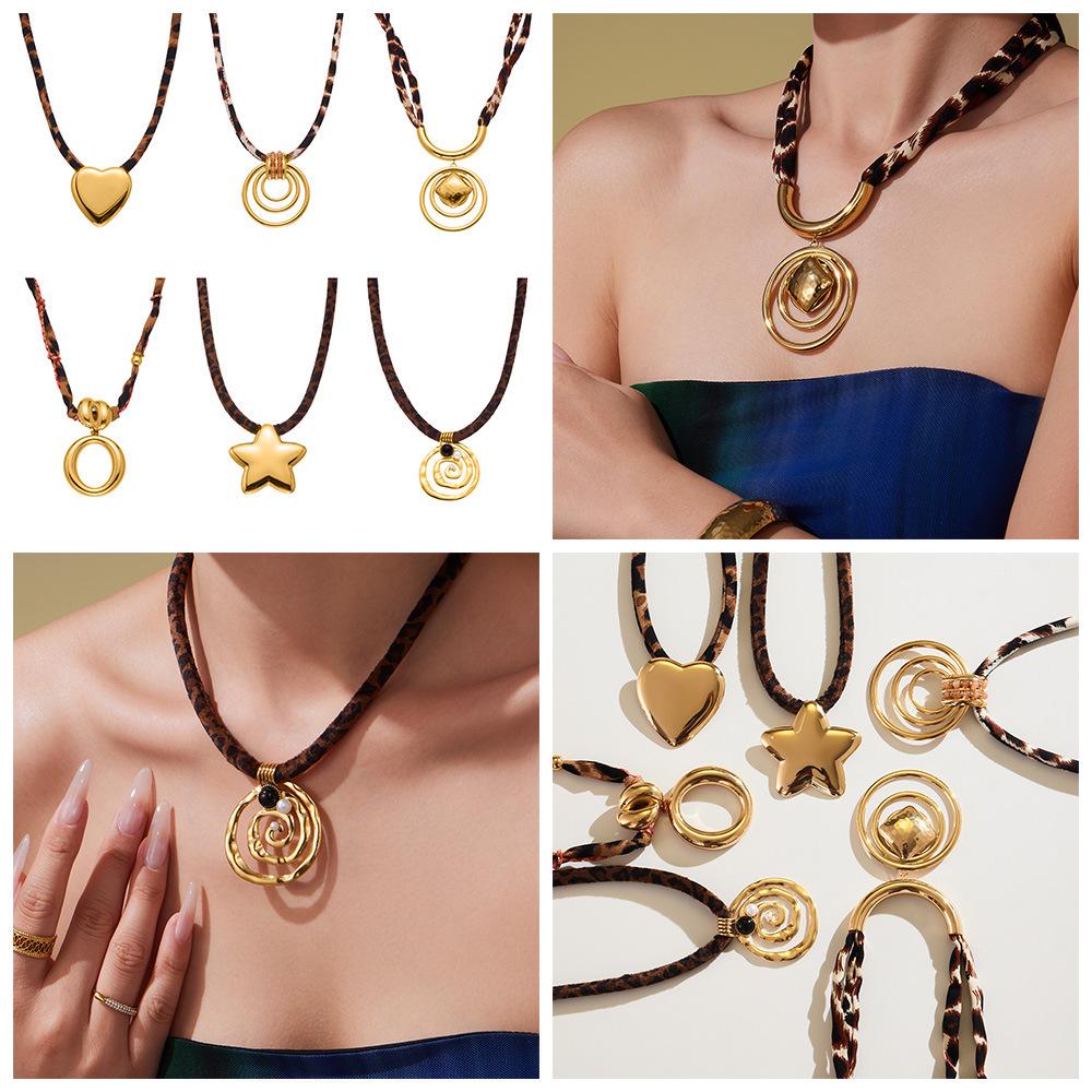 Qiong Yao Design Sense Photochromic Geometric Pendant, Long Leopard Print Necklace, Simple 18K Gold Plated Clavicle Chain.
