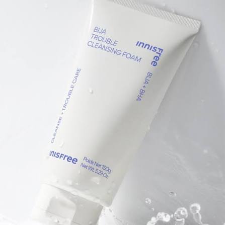 Innisfree Bija Trouble Cleansing Foam 150 g, ideata per pelli soggette ad acne, aiuta ad alleviare le imperfezioni, eliminando al contempo l'eccesso di sebo e lo sporco dai pori.