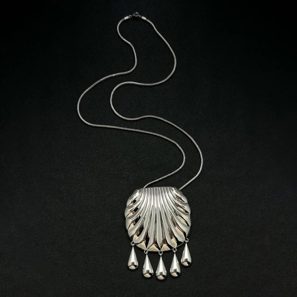 Elegant Metal Shell Tassel Pendant Necklace for Women Crossbody Accessory Suitable for Parties High-End Feelings