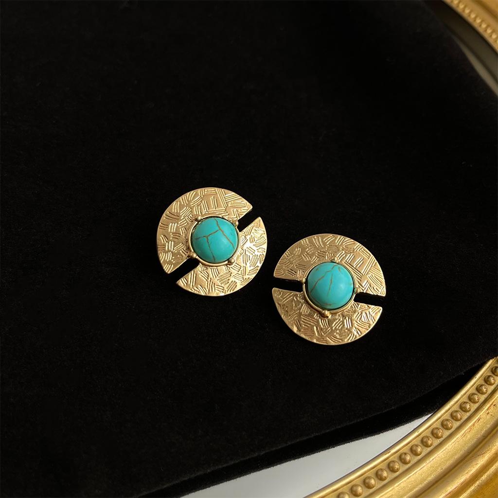 Mid-Century Turquoise Earrings: Women's Light Luxury Vintage Studs with Silver Needle - High-End Fashion Accessory.