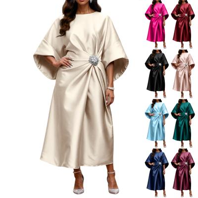 Elegantes und anspruchsvolles Satin-Kleid mit Perlen-Blumenverzierungen für den Weg zur Arbeit.